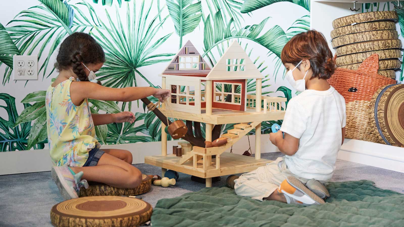 219A5435 Children playing