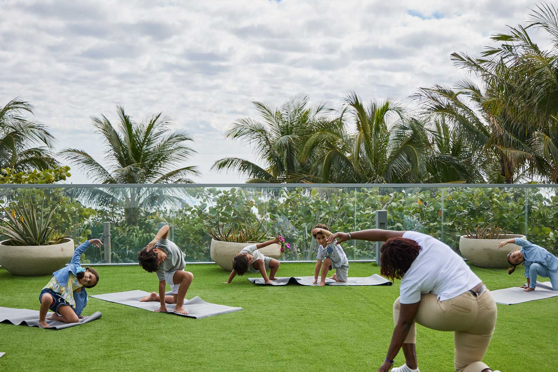 exercise itavi leading an exercise program for kids